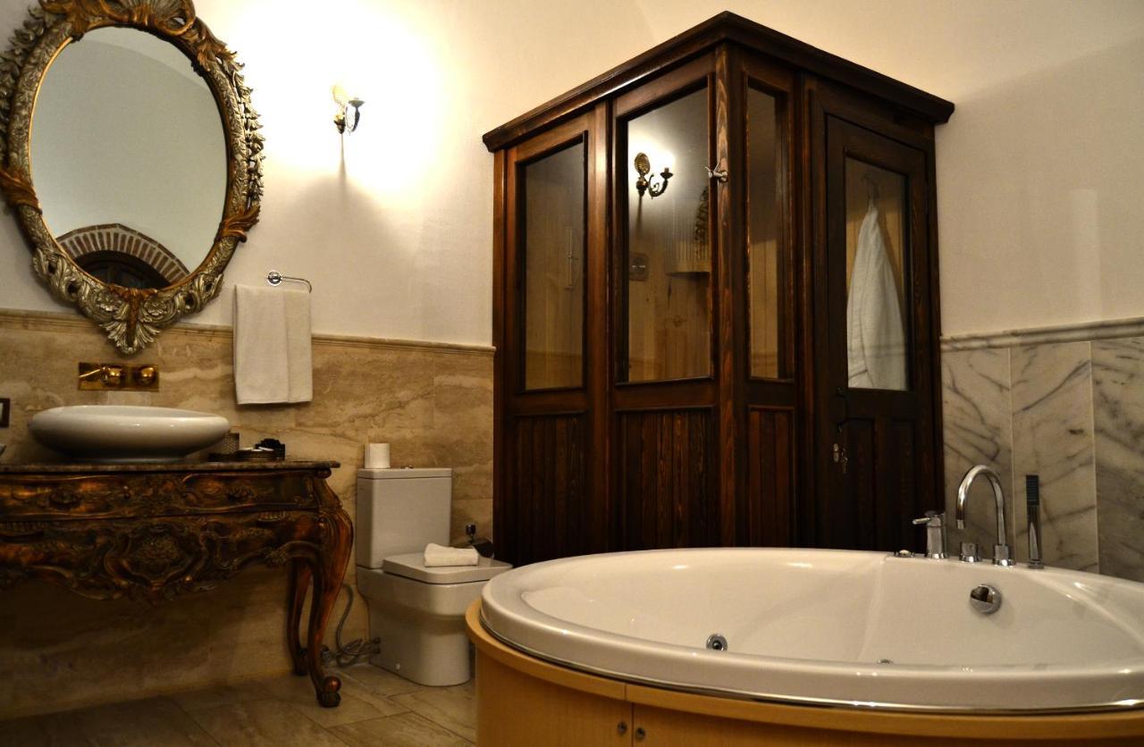 Cesme Kanuni Kervansaray Historical Hotel Exteriör bild