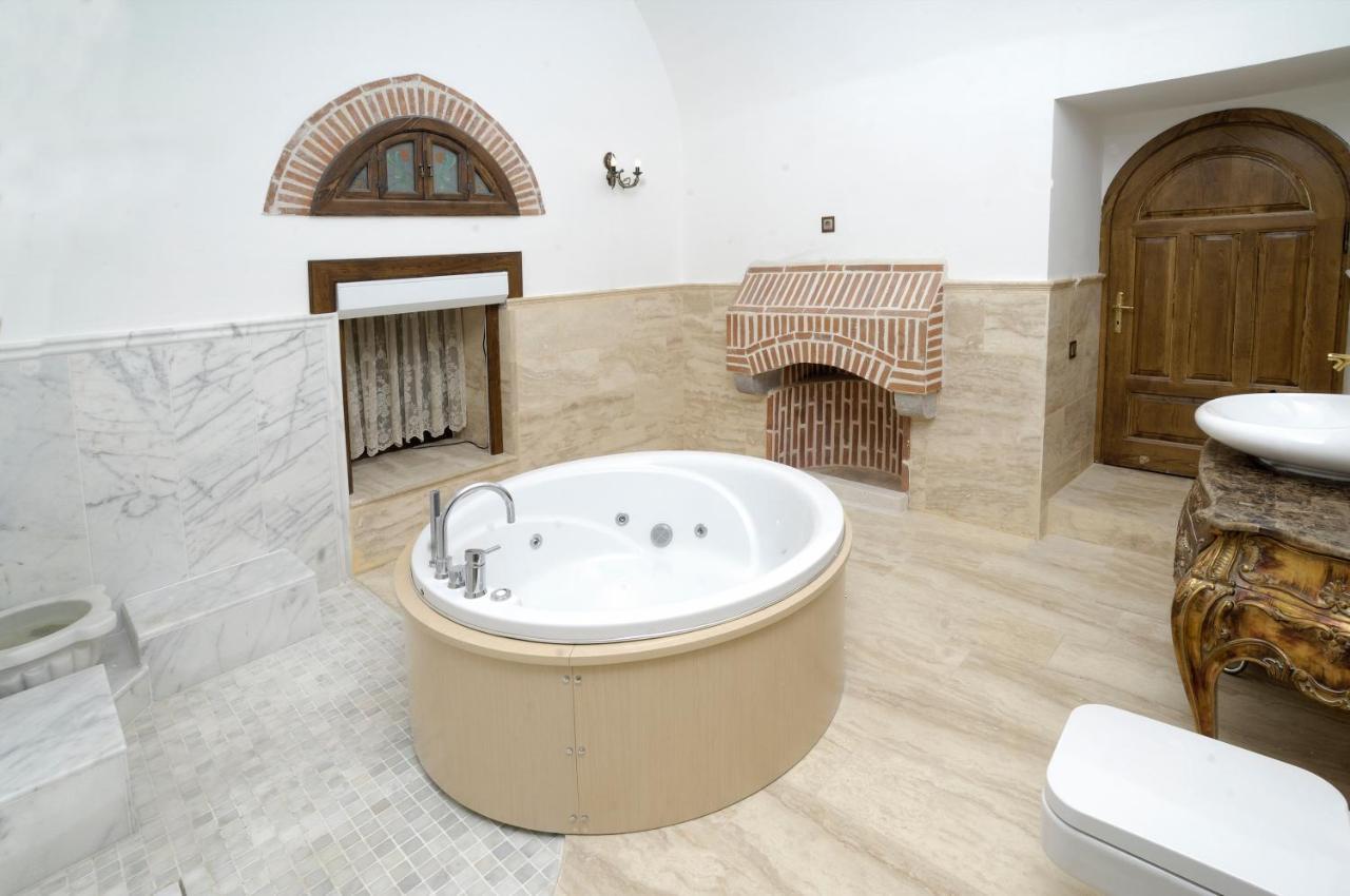 Cesme Kanuni Kervansaray Historical Hotel Exteriör bild
