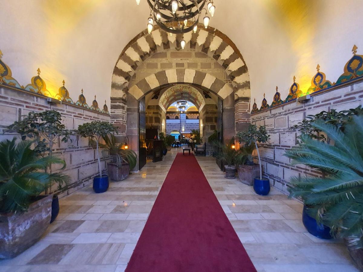 Cesme Kanuni Kervansaray Historical Hotel Exteriör bild