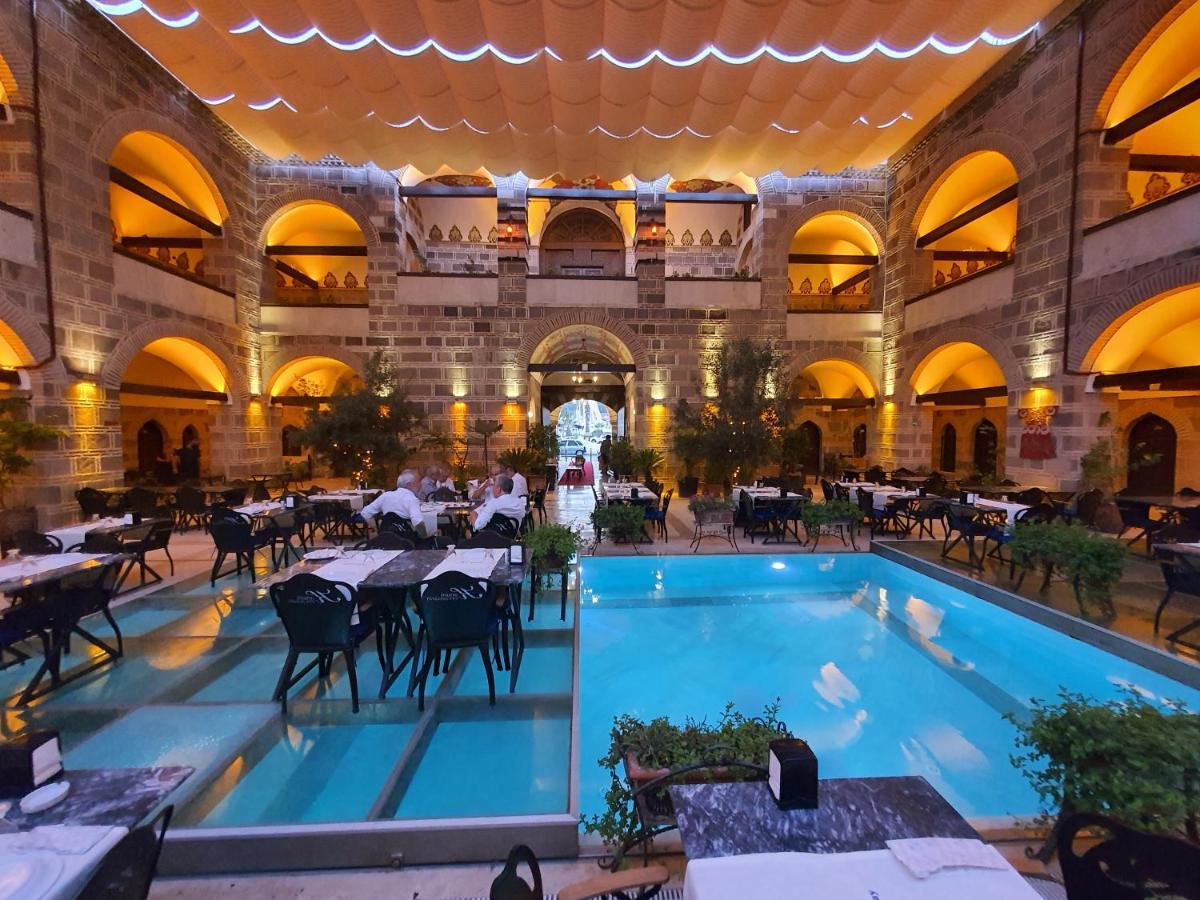 Cesme Kanuni Kervansaray Historical Hotel Exteriör bild