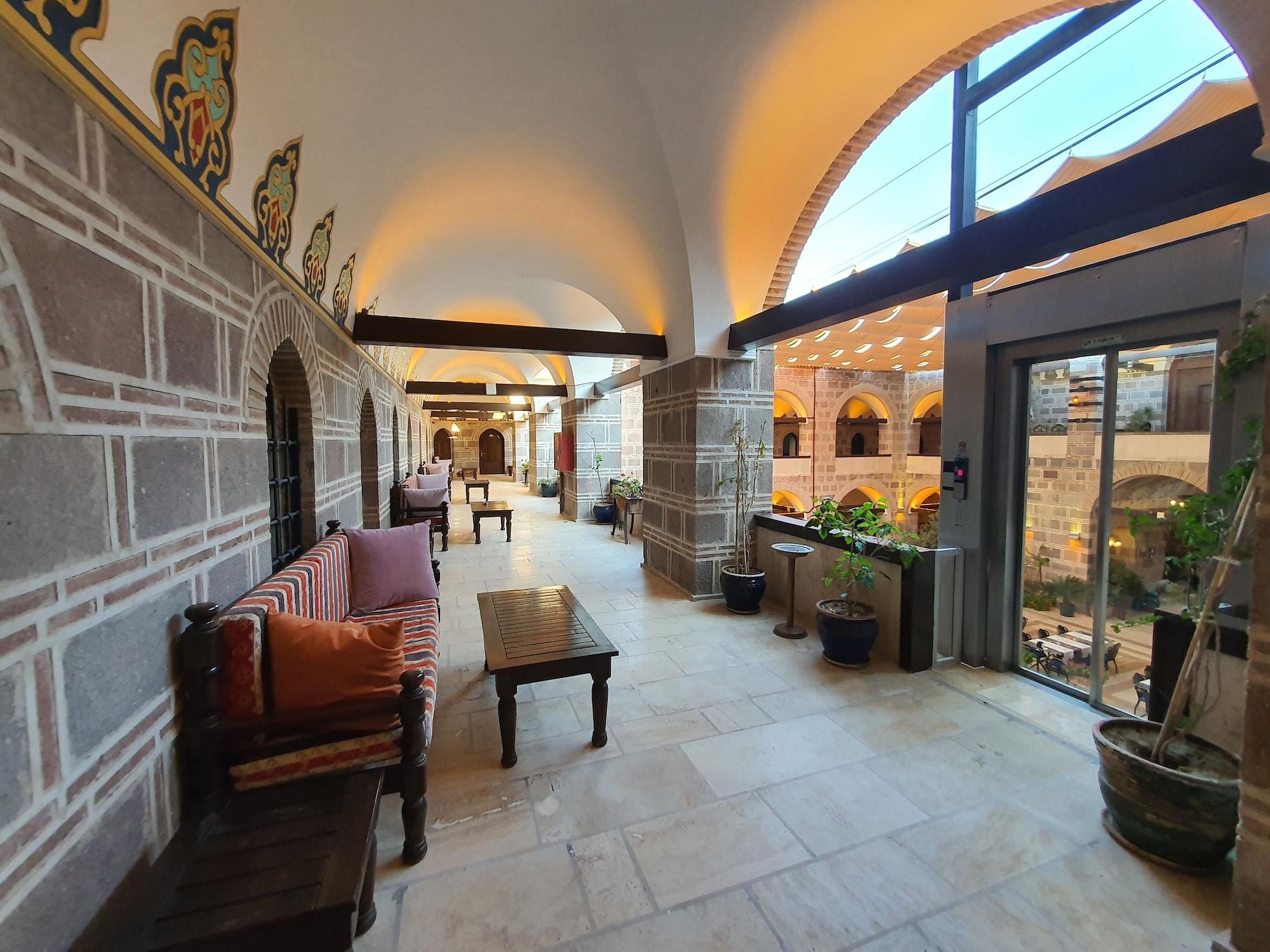 Cesme Kanuni Kervansaray Historical Hotel Exteriör bild