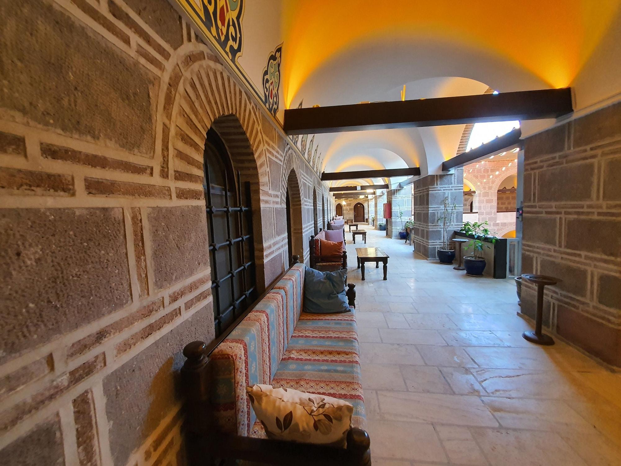Cesme Kanuni Kervansaray Historical Hotel Exteriör bild