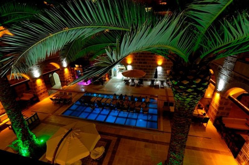 Cesme Kanuni Kervansaray Historical Hotel Exteriör bild