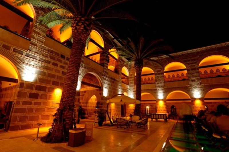 Cesme Kanuni Kervansaray Historical Hotel Exteriör bild