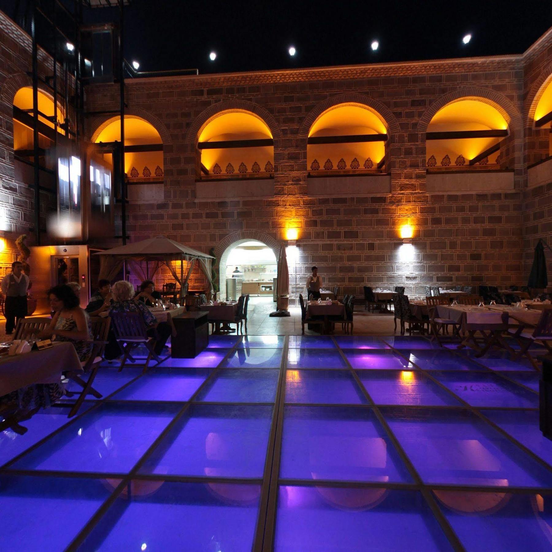 Cesme Kanuni Kervansaray Historical Hotel Exteriör bild
